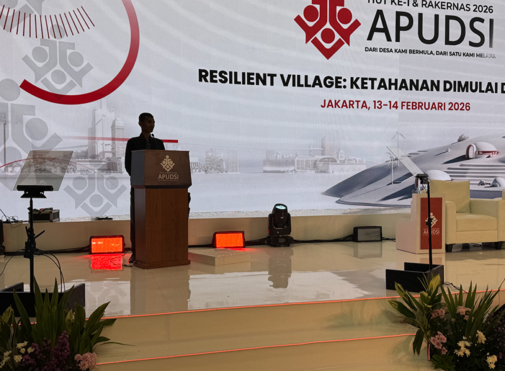 "Aksi nyata seorang orator di atas podium yang tampil percaya diri berkat bantuan alat bantu baca naskah (teleprompter) dari jasa rental terpercaya di wilayah Bogor, Depok, Tangerang, dan Bekasi."