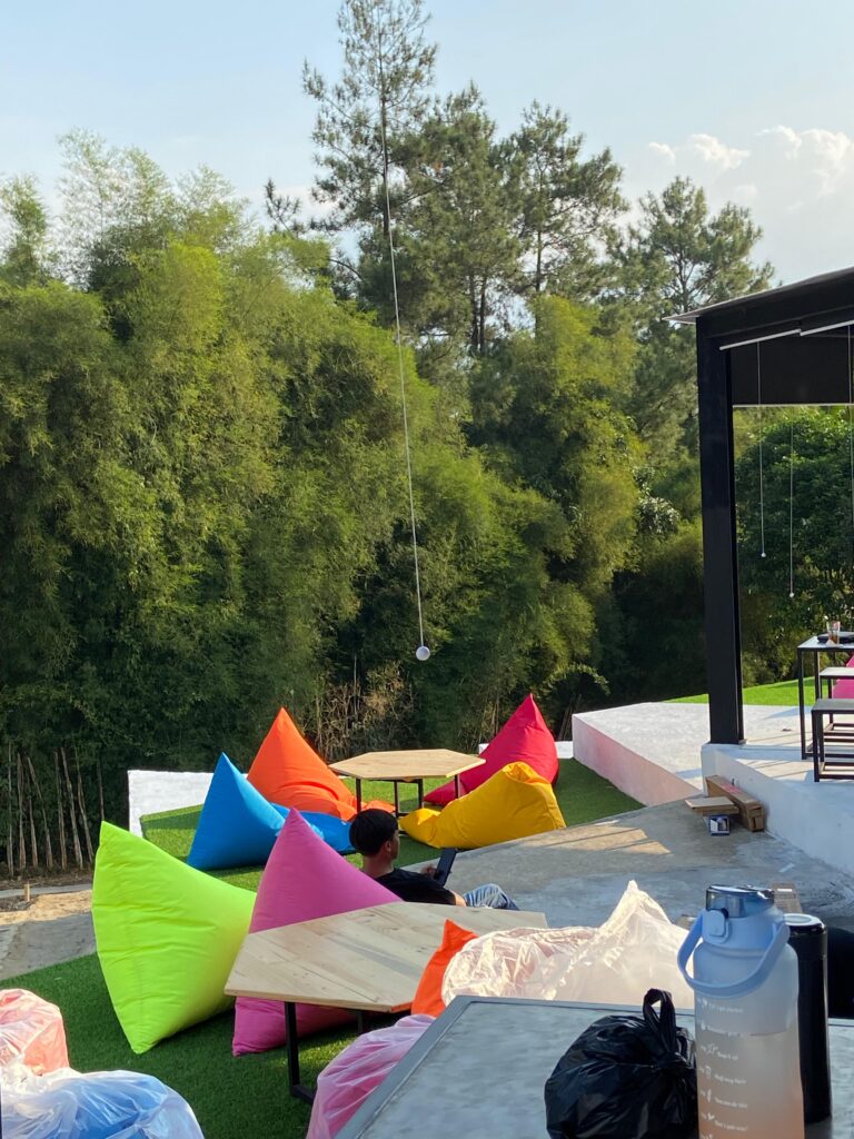 Acara outdoor menggunakan jasa penyewaan sofa beanbag di wilayah Bogor Sentul.