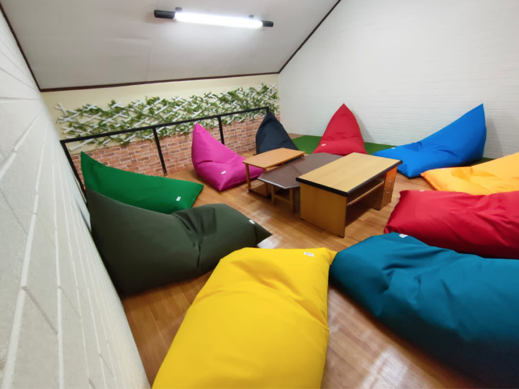 Ayo rental beanbag warna warni, Deretan sofa beanbag stylish untuk acara gathering outdoor di kawasan Sentul Bogor.