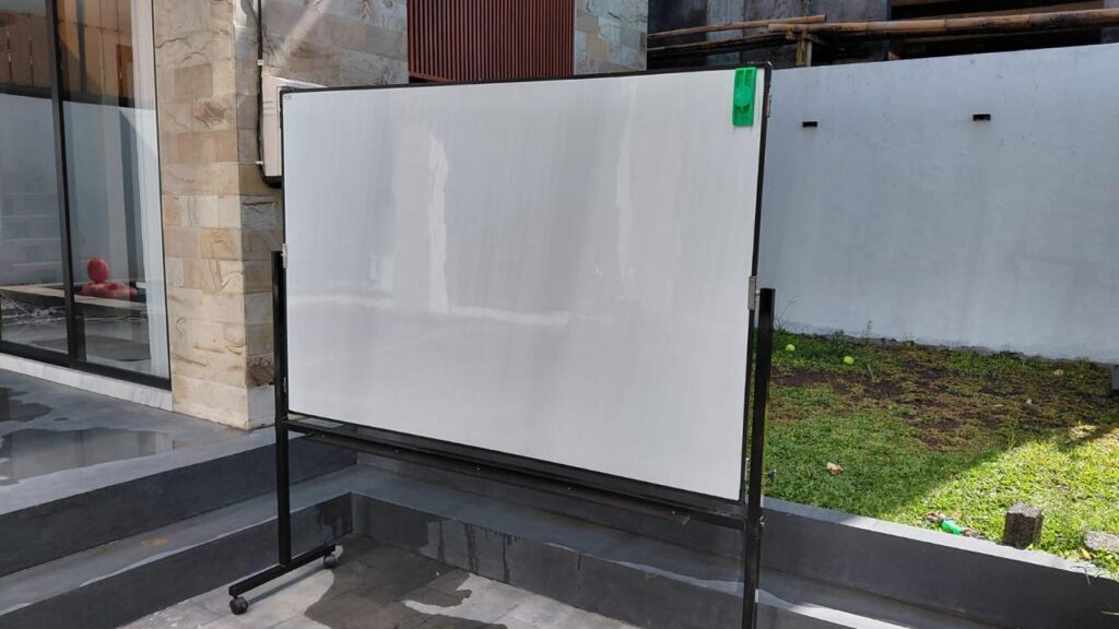 "Layanan sewa whiteboard magnetic berkualitas dari Daxell Rental untuk kebutuhan presentasi kantor di Jakarta.". Persewaan whiteboard papan tulis. jasa rental whiteboard di bogor, bekasi, serpong, jakarta, semarang, batam, surabaya, denpasar bali.