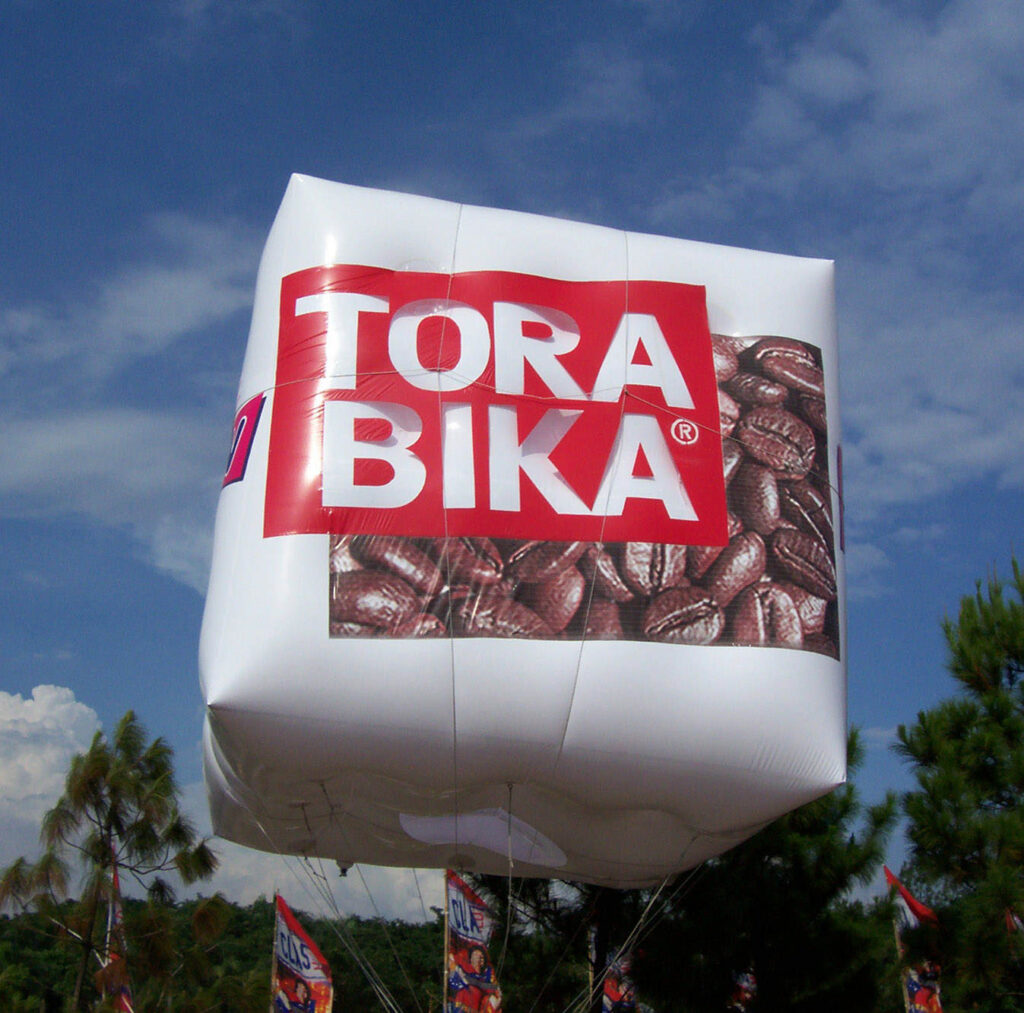 Ayo rental balon kubus atau bentuk kotak isi hidrogen atau helium untuk acara di kota Anda.