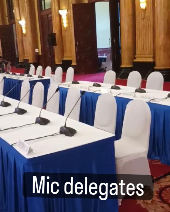 Tenang Sewa Mic Chairman dan Microphone Deleget dengan Sttandby Teknisi Daxell Rental untuk melakukan instalasi rental mic chairman untuk acara formal.