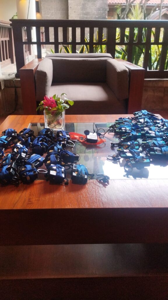 Perangkat transmitter dan receiver dari layanan sewa Tur Audio Guide (TGS) Daxell Rental.