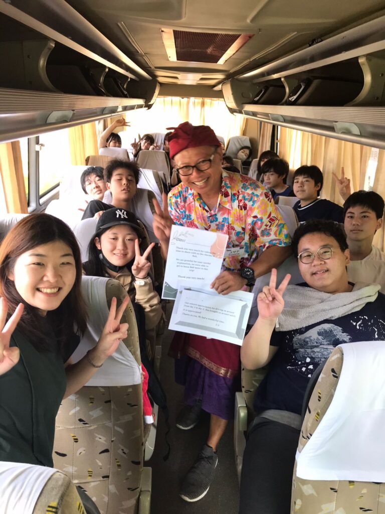 Peserta kunjungan pabrik menggunakan headphone sewa Panaguide TGS untuk mendengar penjelasan.