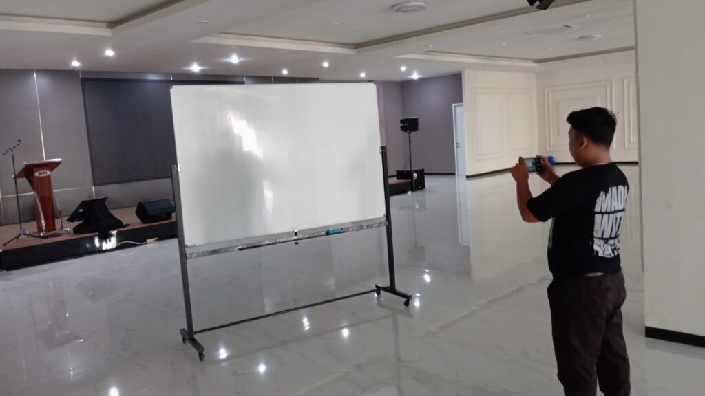 Layanan SEWA PAPAN TULIS whiteboard. Gunakan jasa rental whiteboard di bogor, bekasi, serpong, jakarta, semarang, batam, surabaya, denpasar bali.